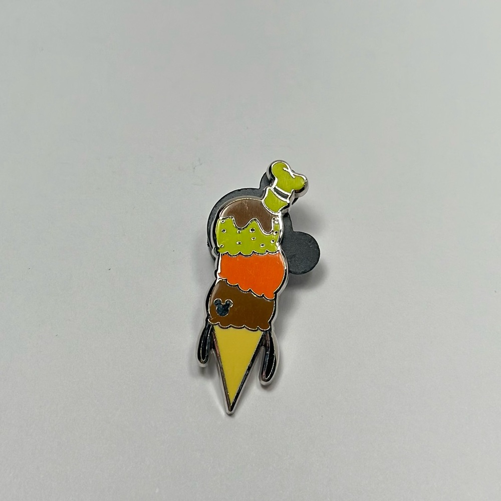 🪼2 for $20🪼 Disney pin